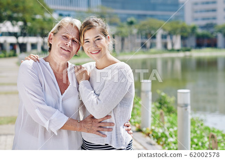 Woman with adult daughter 62002578