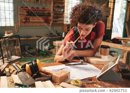 Professional carpenter at work 62002753