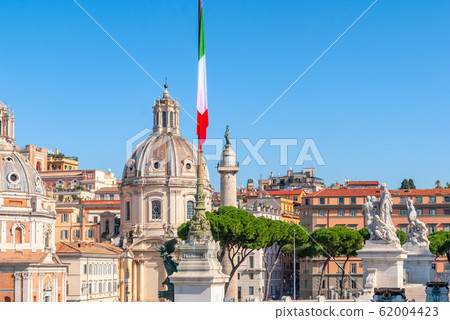 Italian flag in piazza Venezia, the central hub of 62004423