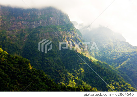 Unkai Kamo撰寫的《陽光Teruya,Gunkai》。 Unkai Kamo撰寫的《陽光Teruya,Gunkai》。 62004540