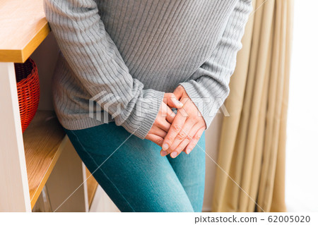 A woman who suppresses crotch 62005020