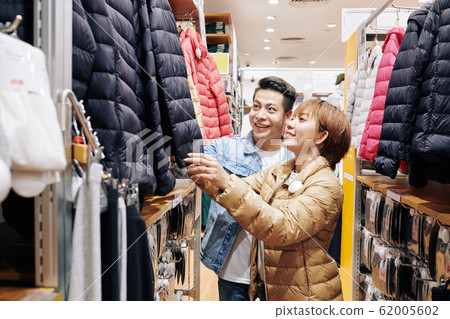Couple Choosing Down Jacket 62005602