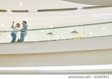 Modern Asian Couple In Mall 62005631