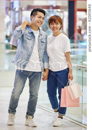 Stylish Couple In Shopping Mall 62005648