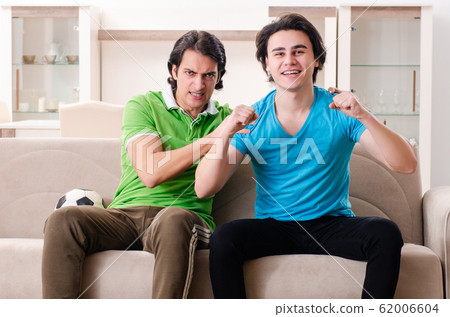 Friends watching football at home 62006604