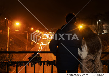 Couple at night on the bridge 62006648