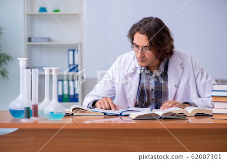 Chemistry lecturer during lecture in college Chemistry lecturer during lecture in college 62007301