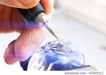 Engraving crystal with rotary multi tool Engraving crystal with rotary multi tool 62009321