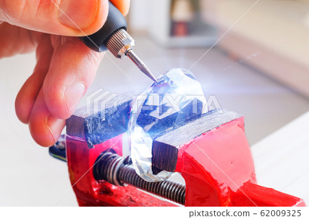 Engraving crystal with rotary multi tool 62009325