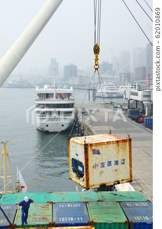 Shipping 62010869