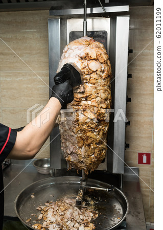 Chef hands chop chicken for doner kebab 62011199