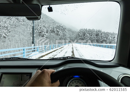 Driving the snow road 62011585