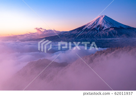 《Yamanashi Prefecture》 Mt.Fuji and snowy landscape in the sea of clouds 62011937
