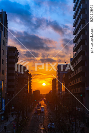 Evening view of Higashi-Kurume Station (Diamond Fuji) [Tokyo] 62013642