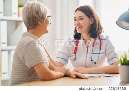 patient listening to doctor 62013686