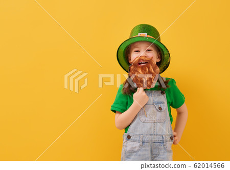 girl in leprechaun hat 62014566