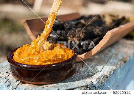 calcots, sweet onions typical of Catalonia, Spain 62015552