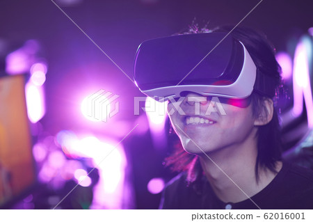 Asian Man Enjoying VR Asian Man Enjoying VR 62016001