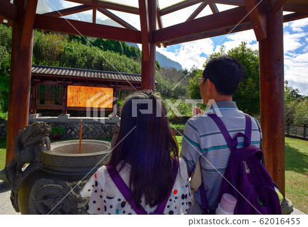 艾天白雲，春尾晴男，登山客京大為上帝禱告。 62016455