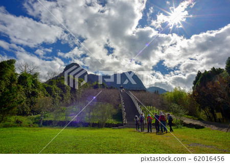 Teruyo Yoko和Yu Kise位於小山的藍天下。 62016456