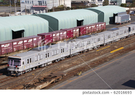 在長野電鐵3000系列越谷谷終點站候車（前日比谷線03-104F） 62016693