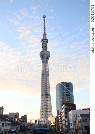 東京與藍天和雲彩的天空樹 東京與藍天和雲彩的天空樹 62016791