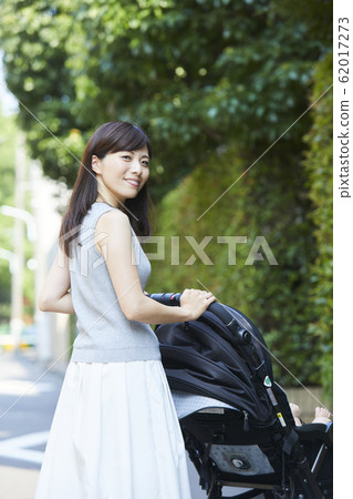 寶貝和媽媽 62017273