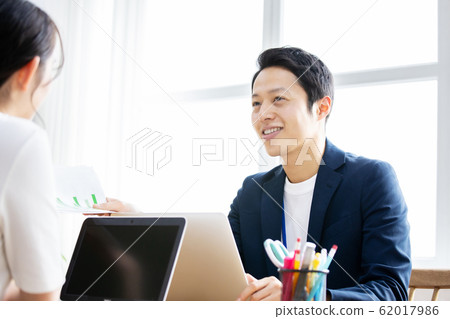 滿足業務場景的年輕上班族 62017986