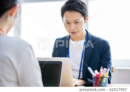滿足業務場景的年輕上班族 62017987