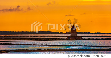Marsala salt pans at sunset, Sicily, Italy 62018088