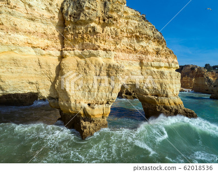 Rock cliffs and waves in Algarve 62018536