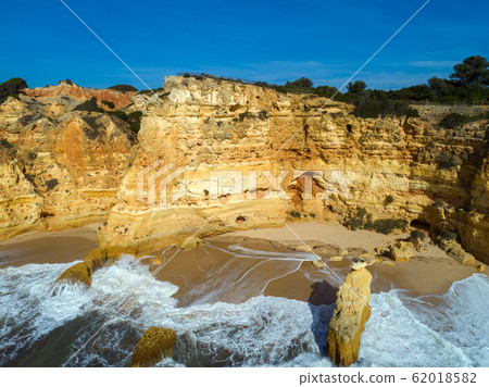 Rock cliffs and waves in Algarve 62018582