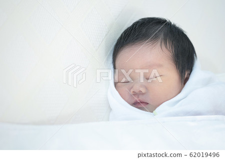 Closeup a baby sleeping comfortably on the bed 62019496