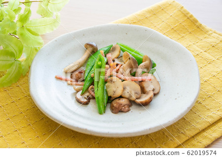 Sauteed mushrooms and bacon Sauteed mushrooms and bacon 62019574