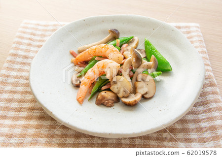 Stir-fried shrimp and mushrooms Stir-fried shrimp and mushrooms 62019578