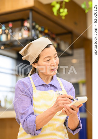 在職高級婦女新新高級 62020128