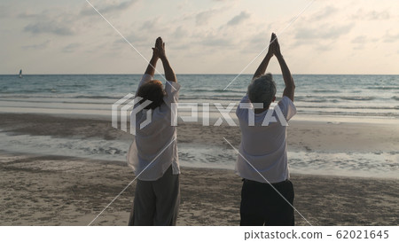 Holiday concept. Old people are practicing fresh 62021645