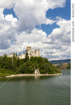 Niedzica castle over Czorsztyn lake in Pieniny, 62022263
