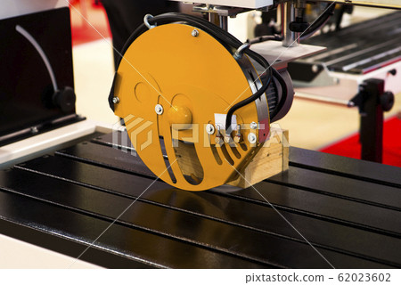 Milling and sawing machine for processing wood Milling and sawing machine for processing wood 62023602