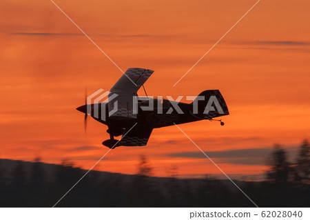 黃昏雙翼飛機皮茲低空飛行 62028040