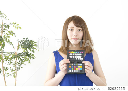 有顏色圖表的一名婦女 62029235