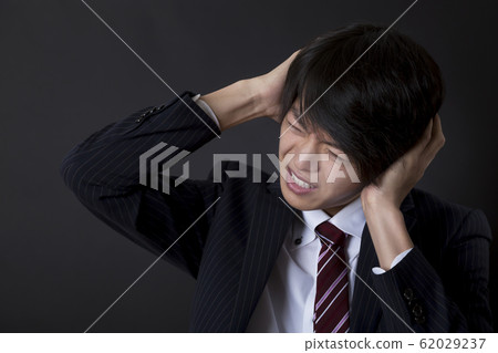 一個男人抱著一個頭 62029237