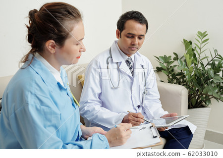 Medical team writing down prescription 62033010