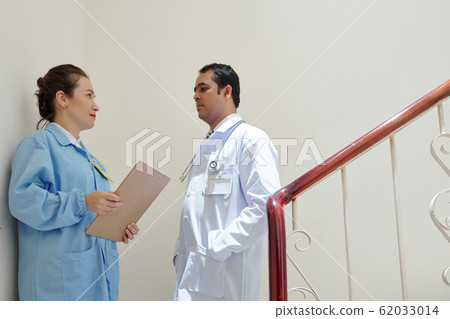 Physicians discussing medical history Physicians discussing medical history 62033014