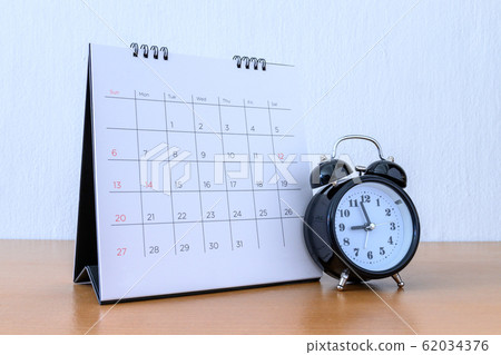 Calendar With Days and clock on wood table Calendar With Days and clock on wood table 62034376