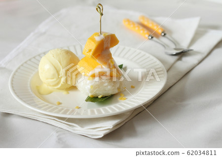 ice cream with fresh mango ice cream with fresh mango 62034811
