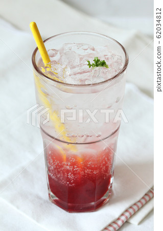 strawberry soda 62034812