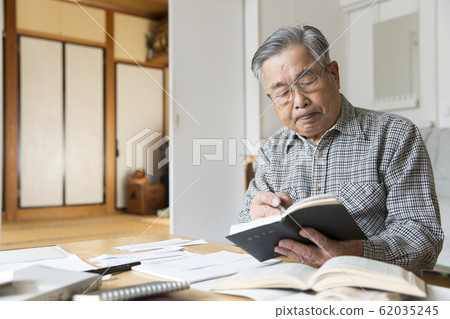 Japanese elderly studying 62035245