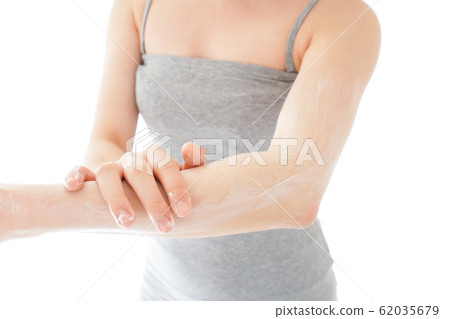 Young woman applying sunblock cream 62035679