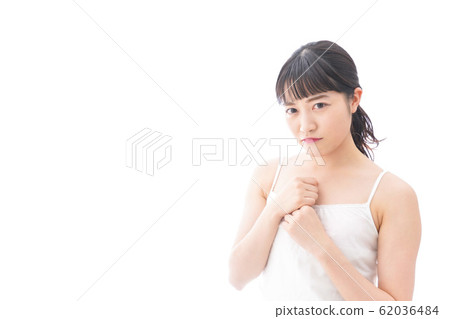 感到生氣的少婦 62036484